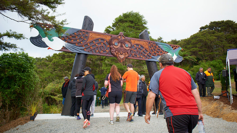 Tomokanga unveiled at base of Hakarimata Track