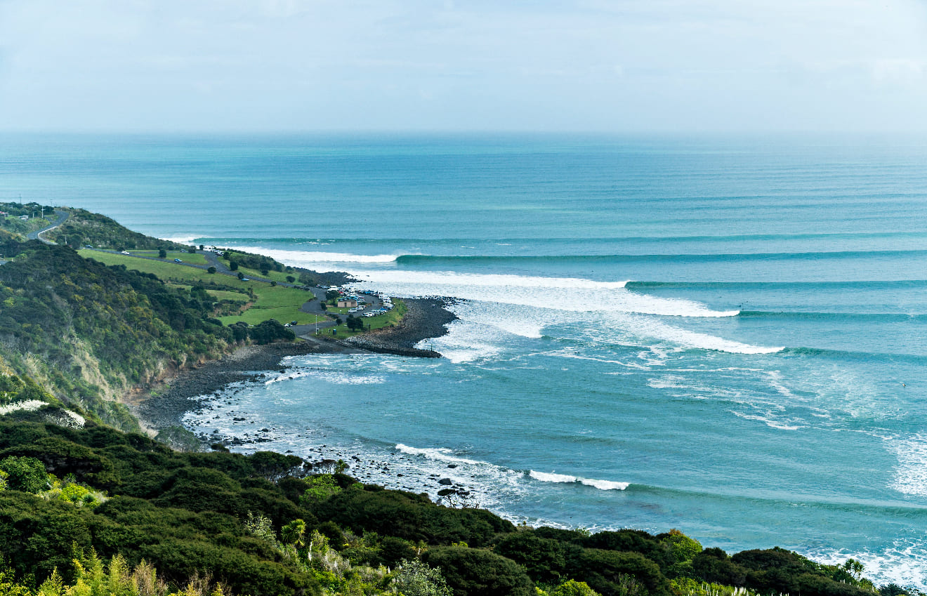 Manu Bay coastline with swell from a viewpoint